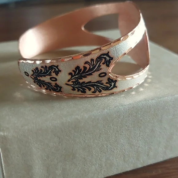 Diamond cut horse cuff bracelet- NWOT - Picture 3 of 6